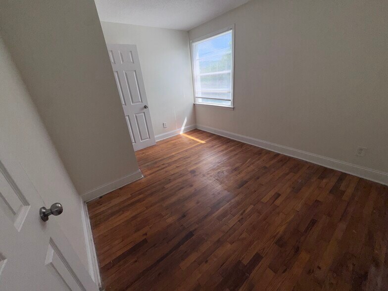 Building Photo - 2304 W 58th St