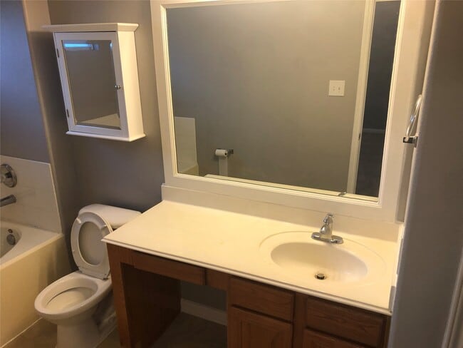 Building Photo - 1211 Colonial Manor Dr