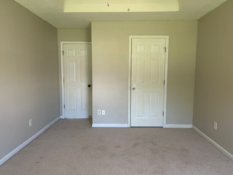 Building Photo - Room in House on Cabana Way