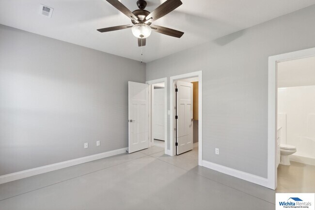 Building Photo - 1012-1012 W 55th St S