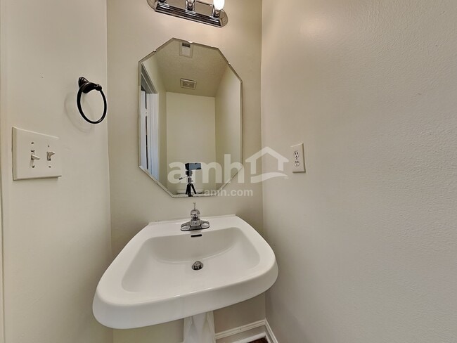 Building Photo - 3226 Silver Spur Ct