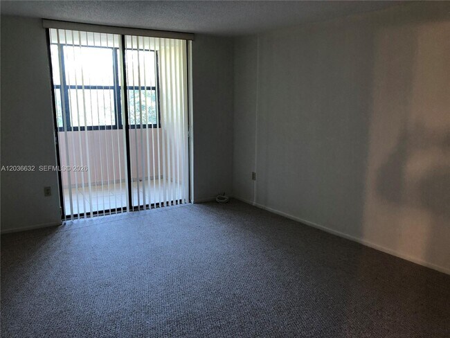 Building Photo - 10852 N Kendall Dr