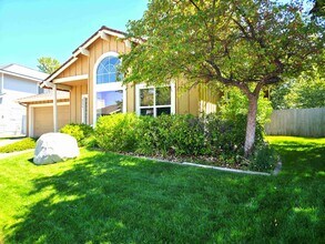Building Photo - Beautifully Updated 3 Bedroom 2 Bath Updat...