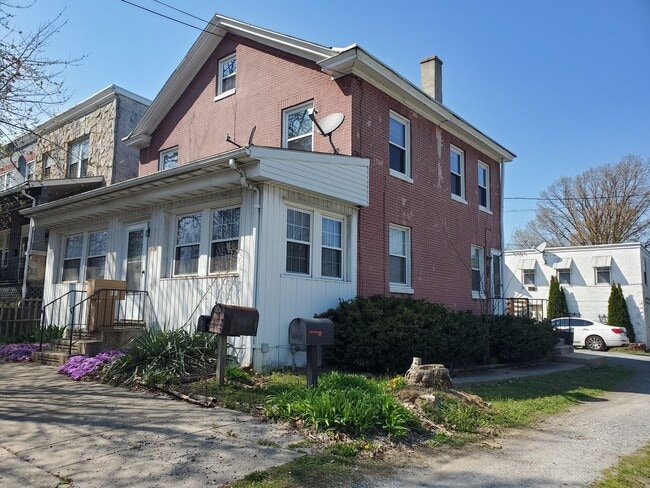 Building Photo - 839 E Walnut St