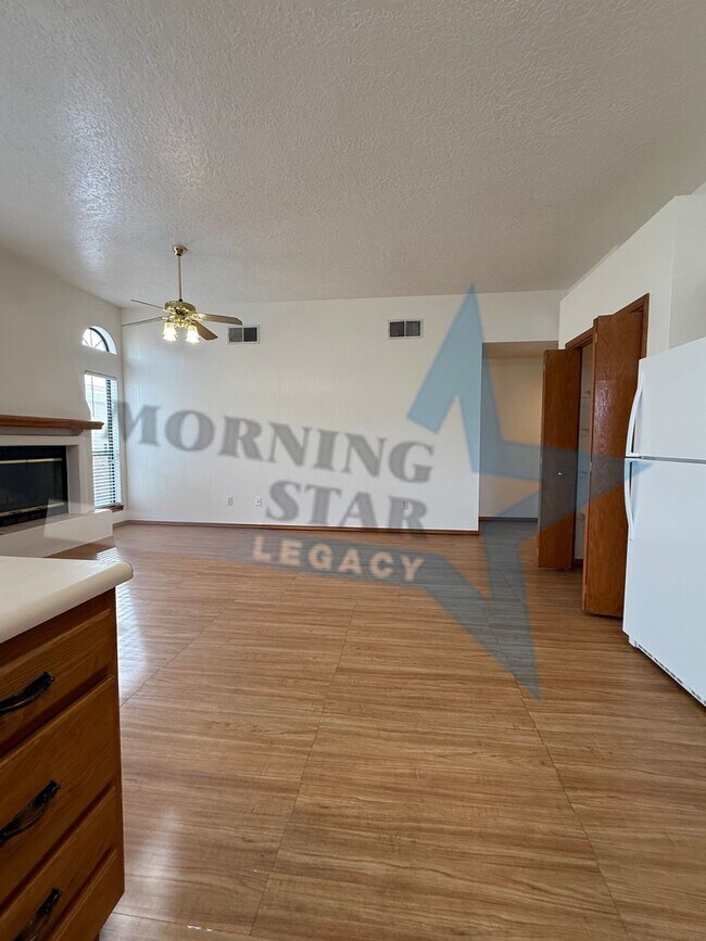 Building Photo - Move-in Special! Charming Home with Mountain Views!