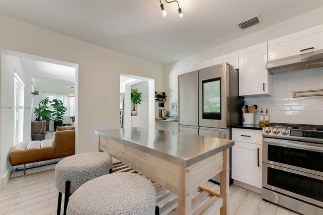 Building Photo - 1355 Biarritz Dr