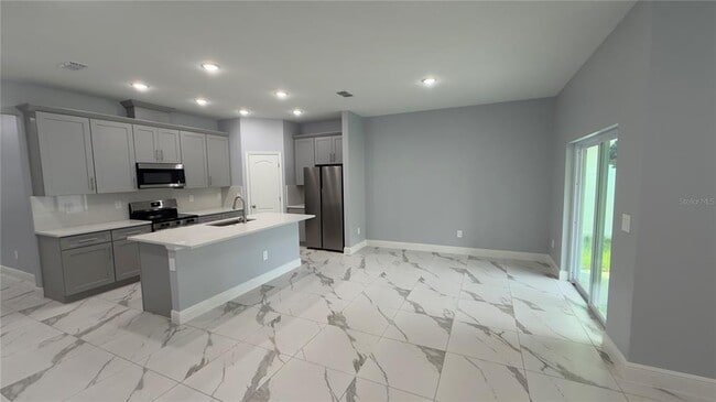 Building Photo - 706 S Thacker Ave