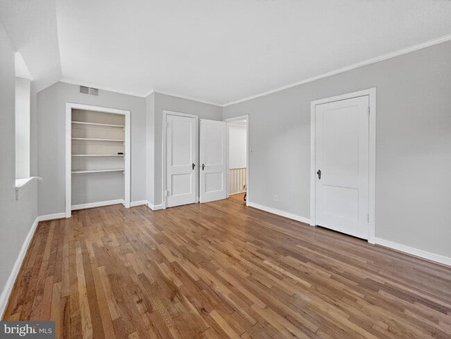 Building Photo - 1030 S Barton St