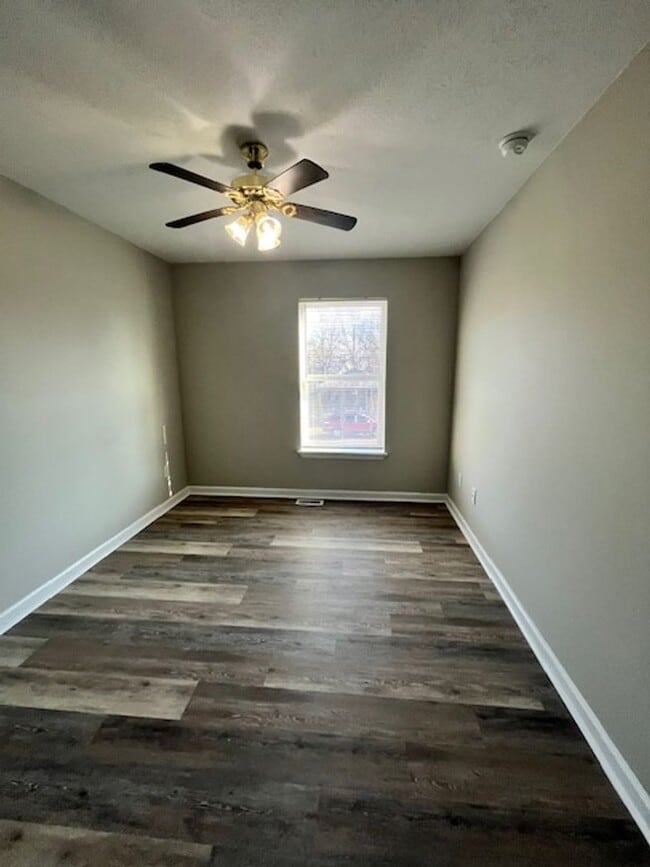 Building Photo - 820 Charles Ave