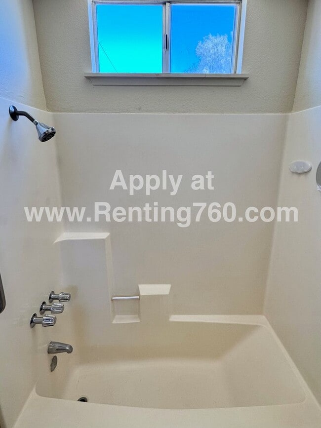 Building Photo - Spacious 2 Bed 1 Bath Home With Indoor Laundry Room