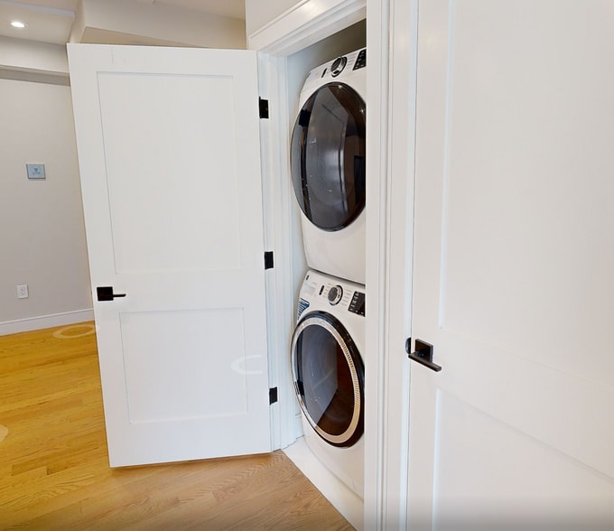 Building Photo - 158 Kelton St