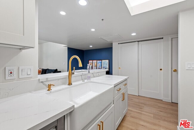 Building Photo - 13700 Marina Pointe Dr