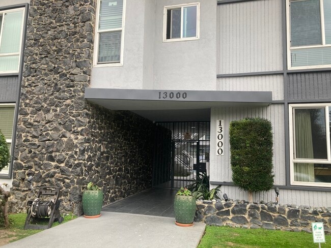 Building Photo - 13000 Valleyheart Dr