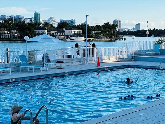 Building Photo - 900 Bay Dr