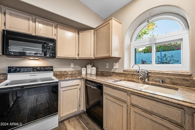 Building Photo - 473 W Smoke Tree Rd