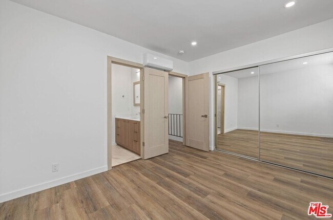 Building Photo - 2449 Beachwood Dr