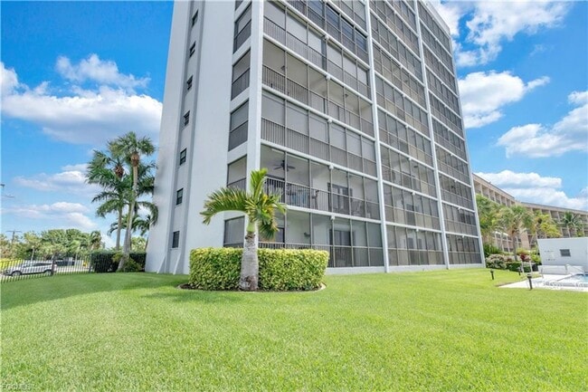 Building Photo - Stunning 8th floor Riverfront Condo
