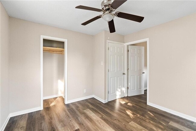 Building Photo - TWO BEDROOM ONE BATH UP FRONT WITH BACK APARTMENT