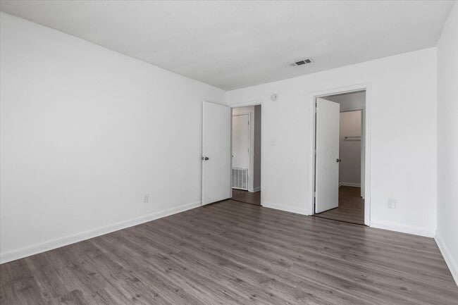 Building Photo - 851 Maple St