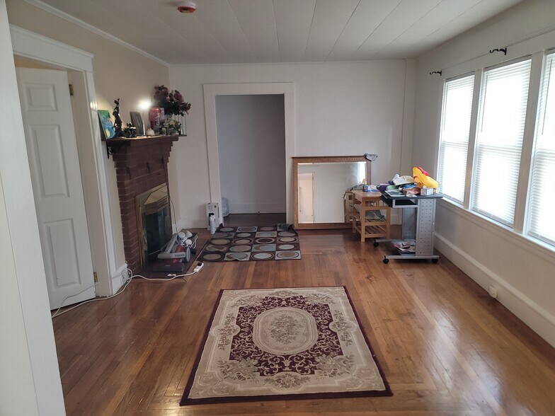 Building Photo - 94 Gill St