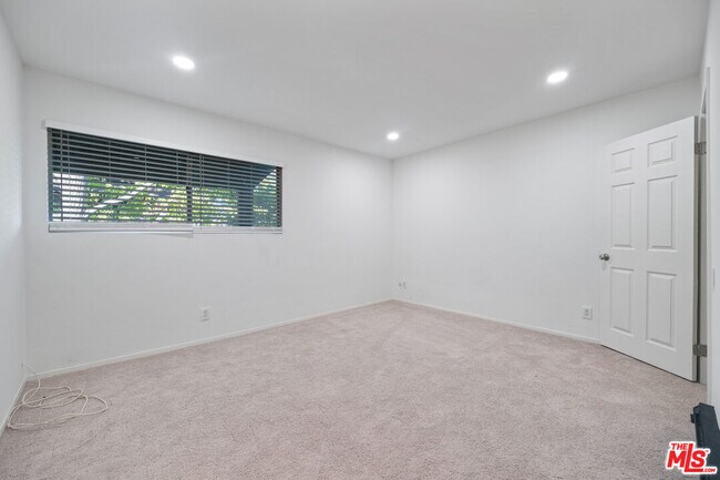 Building Photo - 322 Miraleste Dr