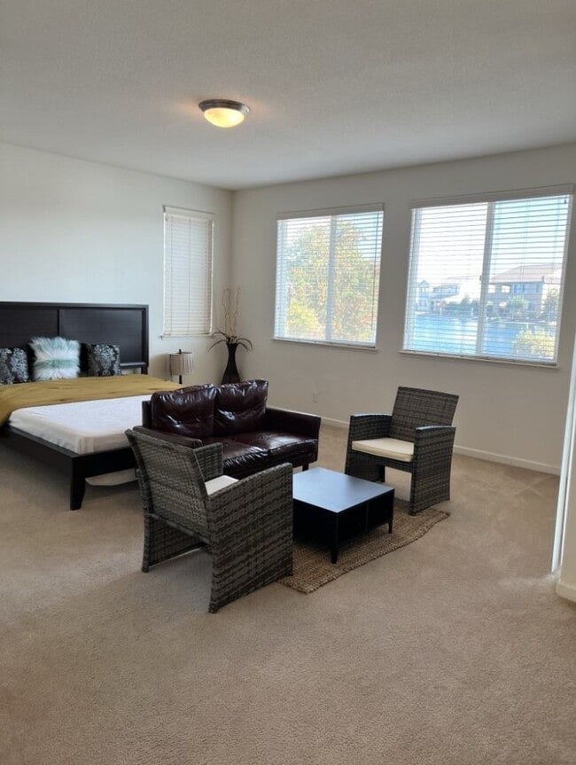 Building Photo - Luxury LAKEFRONT property!!!