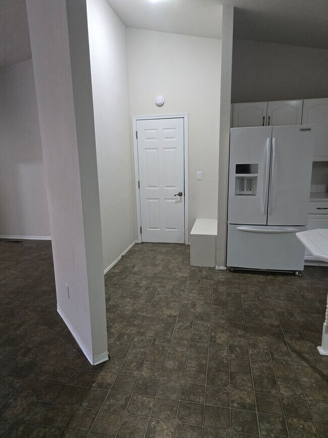 Building Photo - MM2240-1