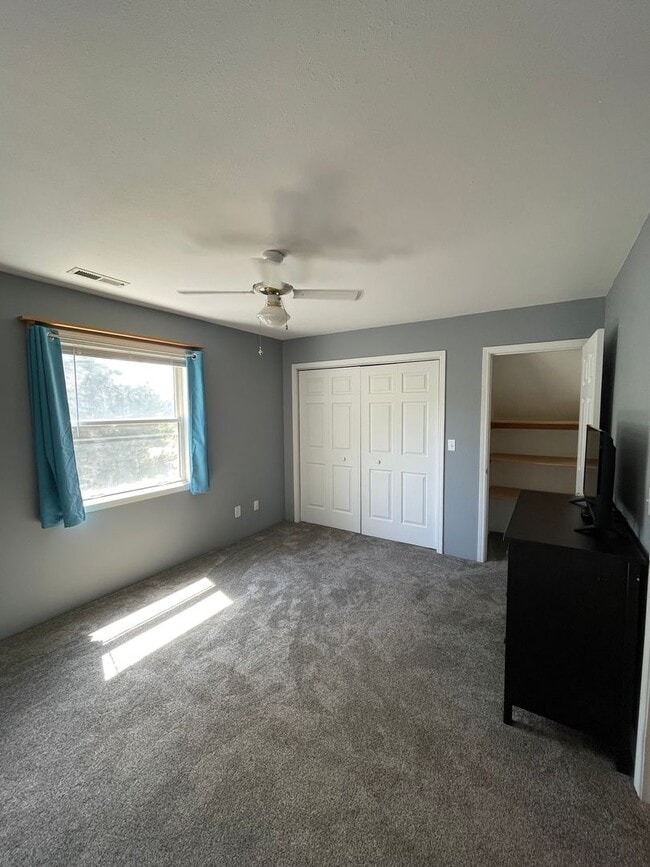 Building Photo - Beautiful 3 bed 2 bath - pets allowed! ***...