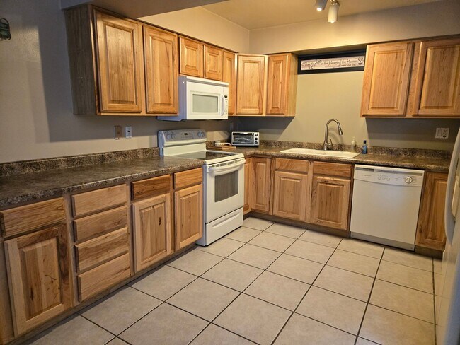 Building Photo - Spacious Condo With Covered parking