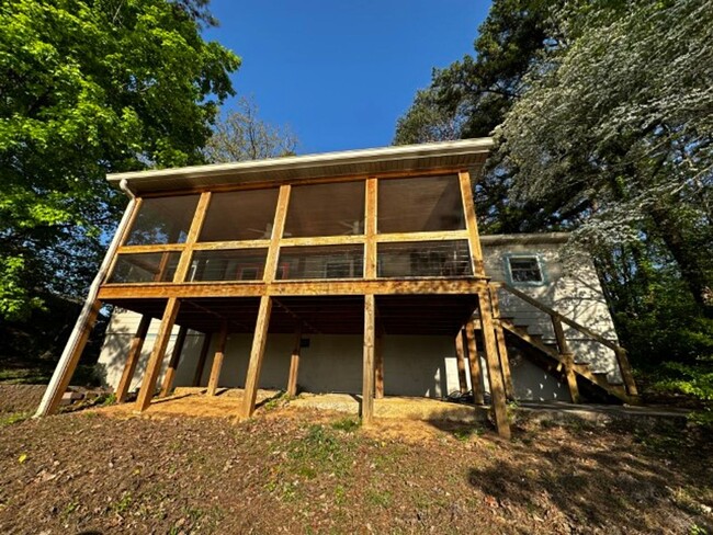 Building Photo - Quiet 3 bedroom/2 bath lake house with pri...