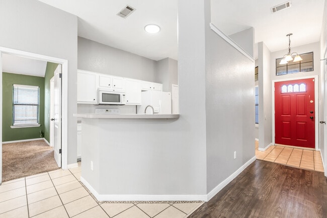 Building Photo - 605 Paintbrush Dr