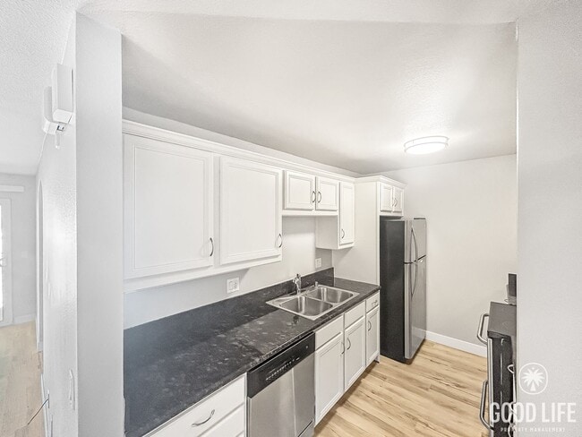 Building Photo - Beautiful 2BD/1BA W/ Updated Kitchen, AC, and In-Unit Laundry in Colina Del Sol!
