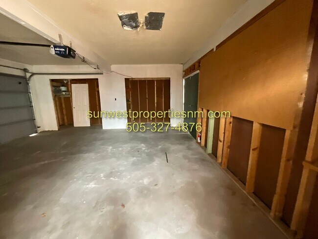 Building Photo - 3 Bedroom, 2 Bathroom with 2 Car Garage and Fenced Back Yard