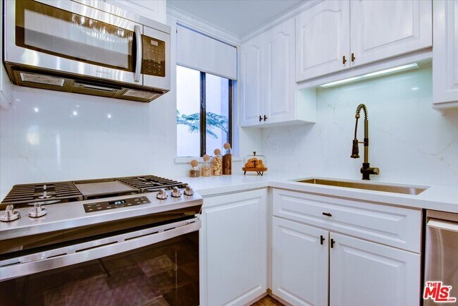 Building Photo - 1909 Pelham Ave