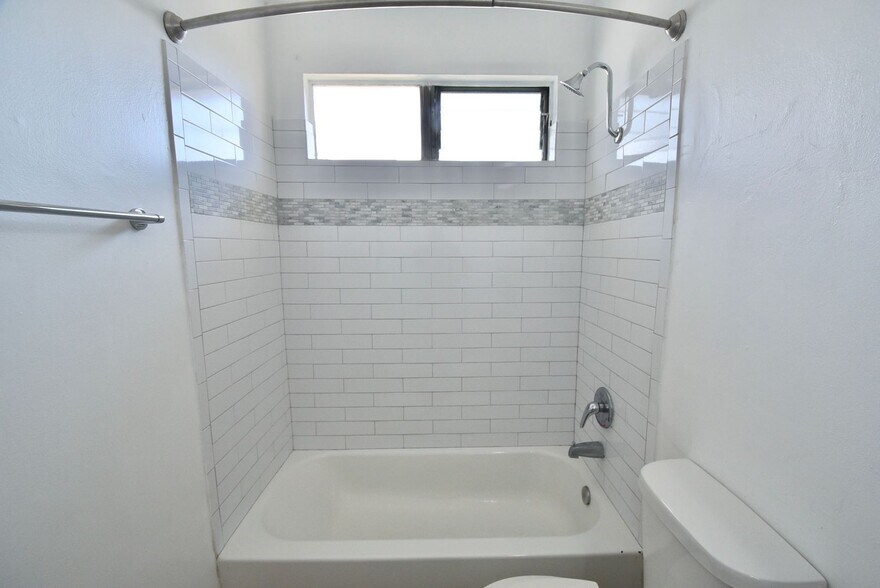 Building Photo - 5734 Hazeltine Ave