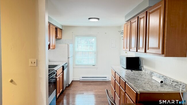 Building Photo - 646 Howe Ave