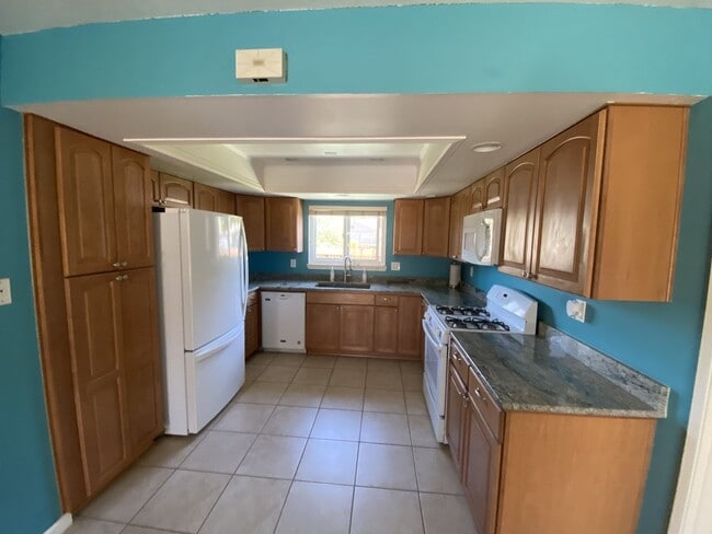 Building Photo - Private Room with Ensuite Bath in Lompoc