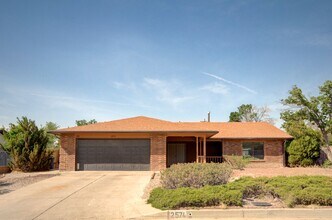 Building Photo - Amazing 3 Bedroom in Central Rio Rancho!