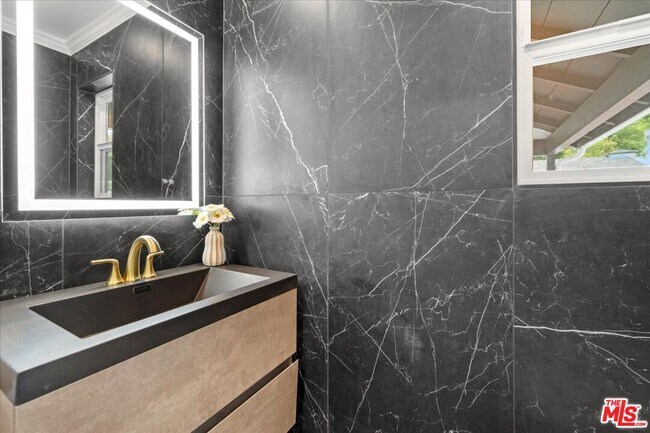 Building Photo - 5815 Saloma Ave