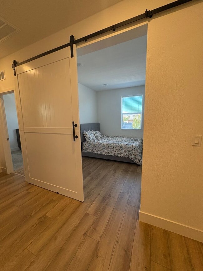 Building Photo - Gorgeous 4 Bedroom Home in Quiet Hollister...