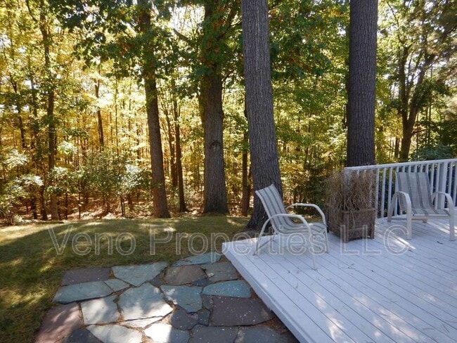 Building Photo - 15 Rivercrest Dr