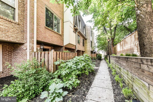 Building Photo - 1774 Dogwood Dr