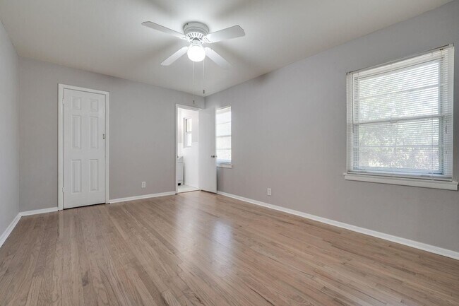 Building Photo - 2442 Oates Dr