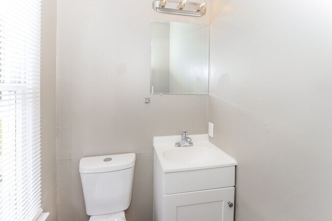 Building Photo - 145 Briarwood Cir