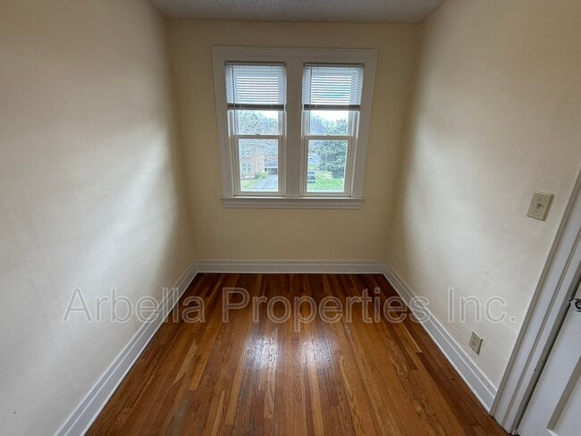 Building Photo - 707 E Unaka Ave