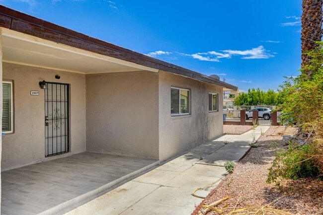 Building Photo - Duplex located in a Central Area of Las Vegas