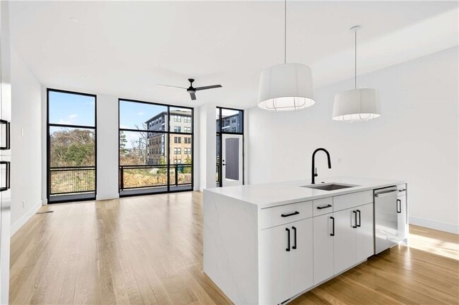 Building Photo - 816 Berne St SE