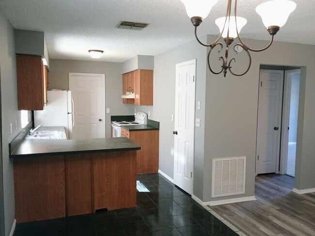 Building Photo - Charming two bedroom two bath one car garage