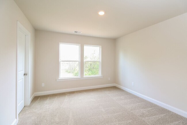 Building Photo - Beautiful 4BR 2.5BA Home w/ Full Appliance Kitchen • Garage Parking •