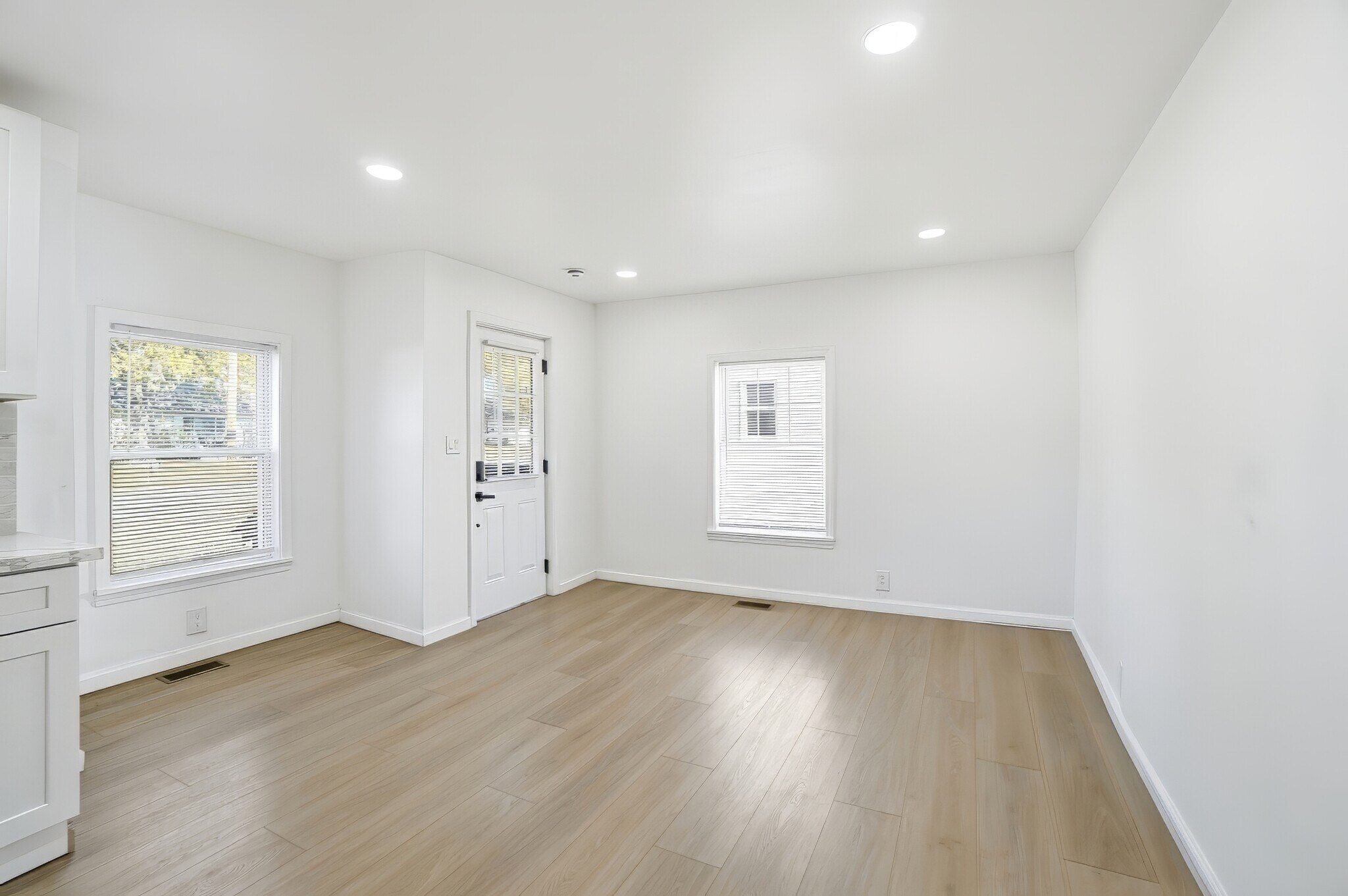 Building Photo - 149 W Lane Ave